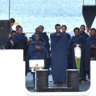 Un grupo de personas reza a bordo del Diociotti, atracado desde hace unos días en el puerto de Catania (Sicilia).-ORIETTA SCARDINO