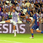 Ünal intenta llevarse el balón en el partido frente al Levante.-PABLO REQUEJO