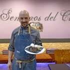El cocinero Nano Catalina, posa en el interior de uno de los comedores del restaurante Senderos del Cid.  / E.M.