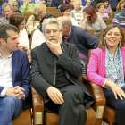 El secretario del PSOE, Luis Tudanca, el escultor Miguel Isla y la consejera de Agricultura, Milagros Marcos, ayer.-ICAL