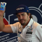 Fernando Alonso brinda con un brick de leche ante su eqUIPO.-