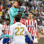 El portero del Atlético Jan Oblak detiene un balón durante el partido ante el Madrid.-AFP