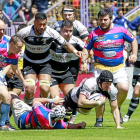 Los jugadores del VRAC intentar frenar un ataque de El Salvador en la final de Copa disputada en Zorrilla.-J.M. LOSTAU