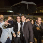 Albert Rivera se retrata con  varios simpatizantes a la salida del acto PP en Ávila.-ICAL