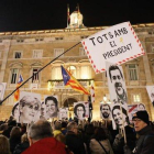 Concentración en la plaza de Sant Jaume en apoyo de Torra tras su inhabilitación, este viernes.-ROBERT RAMOS