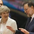 La primera ministra británica, Theresa May, y el presidente del Gobierno español, Mariano Rajoy.-/ EFE / OLIVIER HOSLET