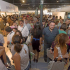 Decenas de aspirantes de empleo en os stands de las empresas participantes en la Feria del Empleo.-P. Requejo