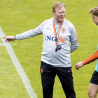 Koeman charla con Frenkie de Jong durante el entrenamiento de la selección holandesa en Zeist.-EFE / KOEN VAN WEEL