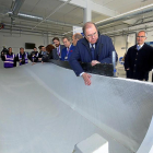 El presidente de la Junta, en el centro, en el exterior de las instalaciones de LM en  Ponferrada.-ICAL