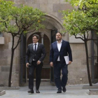 El 'president' de la Generalitat, Carles Puigdemont, y el 'vicepresident', Oriol Junqueras.-ALBERT BERTRAN