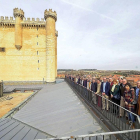 Los alcaldes y concejales de los distintos pueblos de la provincia en el castillo de Fuensaldaña.-J.M. LOSTAU
