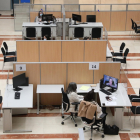 Varias empleadas trabajan en una oficina de la Agencia Tributaria. -E.PRESS