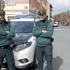 Carlos Manuel Pérez y Luis Paniagua ayer, junto al vehículo en el que realizan sus patrullas en Olmedo.-J.M.LOSTAU