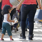 Familias de migrantes son procesadas en la Estación Central de Autobuses de McAllen, en Texas. /-LARRY W. SMITH (EFE)