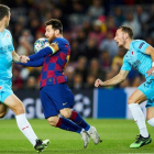 El delantero argentino del Barcelona Lionel Messi (c) pelea un balón con los jugadores del Slavia de Praga Vladimir Koufal y Ondrej Kudela durante el partido de la fase de grupos de la Liga de Campeones que se disputa en el Nou Camp.-EFE / ALEJANDRO GARCÍA