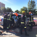 Los bomberos rescatan al hombre de 39 años en el lugar del accidente.-EL MUNDO