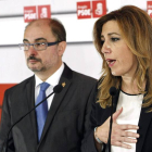 La presidenta de Andalucía, Susana Díaz, junto con al secretario general del PSOE aragonés, Javier Lamban, en la sede del partido socialista.-Foto: EFE