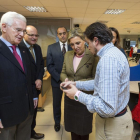 La delegada del Gobierno en Castilla y León, María José Salgueiro, atiende junto al presidente regional de Cruz Roja, José Varela, las explicaciones de los técnicos de Cruz Roja durante su visita para conocer el servicio telefónico de Atención y Protecció-Ical