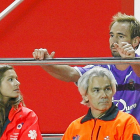 El centrocampista del Real Valladolid (detrás) permanece en la bocana del túnel de vestuarios del estadio Ramón Sánchez Pizjuán, tras ser expulsado en un partido ante el Sevilla. EL MUNDO
