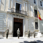 Homenaje a los fallecidos del  Covid ante la fachada  del Palacio Real, en l a plaza de San Pablo. ICAL