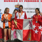 Ángela Viciosa levanta la bandera de Castilla y León en el podio.-M. ÁLVAREZ
