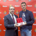 Juan Villar (d.) recoge el premio como mejor jugador de agosto.-Pablo Requejo