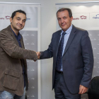 El delegado territorial en Castilla y León del Colegio de Ingenieros de España, Íñigo García Villafranca, y el director de Banca Minorista de Caja España-Duero, José Alberto Gurrionero, firman el convenio-Ical