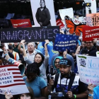 Cientos de manifestantes en una marcha a favor del programa DACA en Nueva York.-AFP / SPENCER PLATT