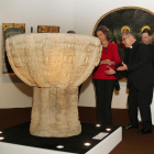 La reina Sofía observa una de las obras de arte durante la inauguración de las Edades del Hombre en Aguilar de Campoo.-ICAL