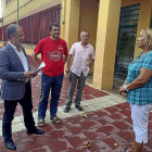 Saravia, izquierda, durante la visita al barrio de Girón.-El Mundo