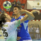 Río es frenado en su lanzamiento en el partido contra Anaitasuna.-P. REQUEJO
