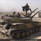 Imagen publicada en Facebook desde la página Rased Newa Network, afiliada al Estado Islámico. En la captura se puede ver a un militante sobre un tanque de las fuerzas sirias en la ciudad de Quariatain.-AP