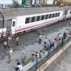 Numerosos pasajeros del tren, que cubre la línea Vigo-Hendaya, se quedan parados por avería a la altura de la avenida Reyes Católicos en la ciudad de Palencia-Ical