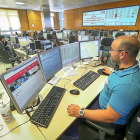 El coordinador de la Sala de Emergencias 112 ante las pantallas en las que controla las llamadas que se reciben.-MIGUEL ÁNGEL SANTOS (PHOTOGENIC)