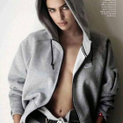 Irina Shayk, fotografiada por Mario Testino, con una sudadera de Nike.-