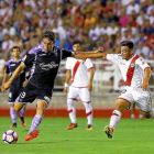 Mata, el mejor del Valladolid en la segunda parte, se dispone a chutar anoche en el partido disputado en Vallecas.-ARABA PRESS