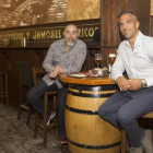 El piragüista EmilioMerchán (d) comparte caña y jamón con el propietario de la cervecería-restaurante El Colmado, de Zamora, José ManuelPrieto.-M. DENEIVA