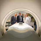 El consejero de Sanidad, Sáez Aguado, conoce el nuevo TAC del Hospital Universitario Río Hortega.-ICAL