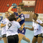 Silvia Arderius lanza ante dos jugadoras del Alcobendas.-MIGUEL ÁNGEL SANTOS