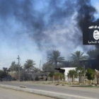 Humo negro tras la bandera de Estado Islámico después de que las fuerzas iraquís y chiís tomasen el control de Saadiya, el 24 de noviembre.-Foto: STRINGER IRAQ / REUTERS