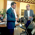 Víctor Alonso muestra a Hernâni Dias el proyecto del Castillo de Fuensaldaña, ayer en Bragança.-EL MUNDO