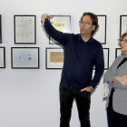 Óscar del Amo y María Bolaños contemplan algunas de las obras de la exposición; a la izquierda, detalle de algunas de las obras .-J. M. LOSTAU