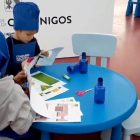 Niños en el taller de reciclaje elaborando sus juguetes con botellas.-E.M.