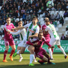Kiko Olivas, superado, intenta obstaculizar el remate del defensa del Córdoba Quintanilla .-PHOTODEPORTE