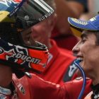 Andrea Dovizioso (Ducati) y Marc Márquez (Honda) se felicitan por el gran duelo de Spielberg.-AFP / VLADIMIR SIMICEK