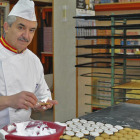 Carlos Garrote pinta a mano, uno a uno, los famosos mantecados de Portillo, un dulce artesano que se elabora desde hace 500 años.-H.M.