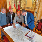 Saravia, a la derecha, contempla con parte de su equipo el mapa de obras previstas en la ciudad.-E.M.