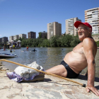 Un simpático bañista toma el sol en la mañana del sábado a la orilla del río Pisuerga.- PHOTOGENIC