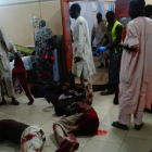 Víctimas heridas por el ataque suicida yacen en el suelo-AFP
