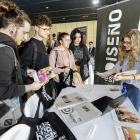 Un grupo de estudiantes solicita información sobre los grados de la Escuela Superior de Diseño.-J. M. LOSTAU